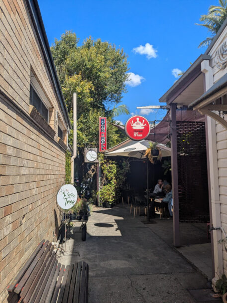 マルンビンビー細い路地にある人気のカフェ