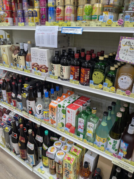 日本食スーパーの梅酒、焼酎、チューハイなどのお酒コーナーの棚