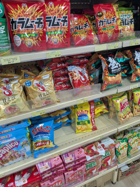 日本食スーパーのカラムーチョ、じゃがりこ、ポッキーなどのお菓子コーナーの棚