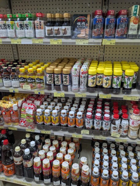 日本食スーパーの焼肉のたれやおろしだれなどの調味料コーナーの棚