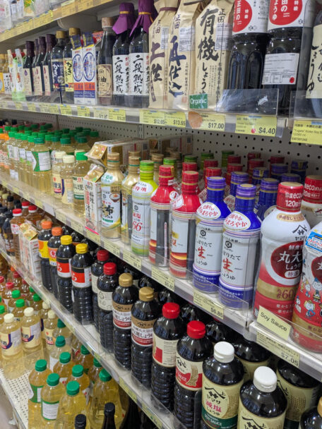 日本食スーパーの醤油、みりん、料理酒などの基本調味料コーナーの棚